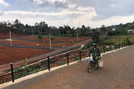 Một dự án bất động sản được phân lô, hoàn thiện hạ tầng giao thông, đường điện để mời chào khách đến mua. (Ảnh: TTXVN phát)