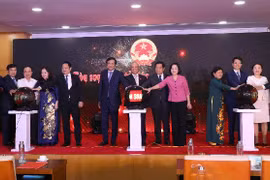 Phó Chủ tịch Quốc hội Uông Chu Lưu với các đại biểu bấm nút khai trương Tòa soạn điện tử Đại biểu Nhân dân và ra mắt giao diện mới Báo điện tử Đại biểu nhân dân. (Ảnh: Văn Điệp/TTXVN)