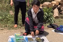 Một đối tượng và tang vật trong vụ án. (Ảnh: TTXVN phát)