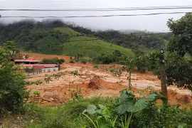 Khối lượng bùn đất rất lớn đã đổ xuống thôn Cợp (xã Hướng Phùng, huyện Hướng Hóa, tỉnh Quảng Trị) sau vụ sạt lở kinh hoàng. (Ảnh: Quốc Dũng/TTXVN)