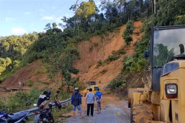  Lực lượng chức năng mở đường vào địa điểm sạt lở xã Trà Vân, huyện Nam Trà My. (Ảnh: TTXVN)