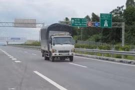 Một chiếc xe lưu thông trên tuyến Nội Bài-Lào Cai. Ảnh chỉ mang tính minh họa. (Nguồn: Vietnam+)