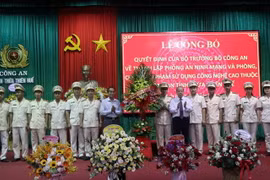 Lãnh đạo tỉnh Thừa Thiên-Huế tặng hoa chúc mừng cán bộ, chiến sỹ Phòng An ninh mạng và phòng chống tội phạm sử dụng công nghệ cao thuộc Công an tỉnh Thừa Thiên-Huế. (Ảnh: Đỗ Trưởng/TTXVN)
