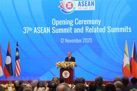 Thủ tướng Nguyễn Xuân Phúc phát biểu khai mạc Hội nghị Cấp cao ASEAN lần thứ 37. (Ảnh: Lâm Khánh/TTXVN)