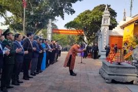 Dâng hương tưởng niệm danh nhân Chu Văn An tại khu di tích Đình Nội (xã Thanh Liệt, huyện Thanh Trì, thành phố Hà Nội). (Ảnh: Tuyết Mai/TTXVN)