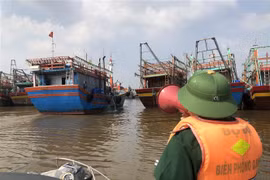 Bộ đội Biên phòng tỉnh Quảng Bình chủ động ứng phó với bão số 13. (Ảnh: TTXVN phát)