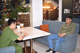 Cơ quan Cảnh sát điều tra Công an thành phố Ninh Bình lấy lời khai đối tượng Bùi Anh Tuấn. (Nguồn: Cand.com.vn)