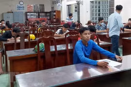 Nhóm thanh niên đua xe tại cơ quan công an. (Ảnh: TTXVN)