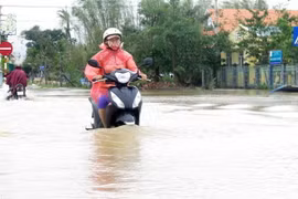Tuyến đường Võ Thị Sáu, thị xã Đức Phổ, tỉnh Quảng Ngãi ngập sâu. (Ảnh: Lê Ngọc Phước/TTXVN)