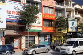 Công an tiến hành khám xét Văn phòng đại diện báo Dân việt khu vực Đông Bắc, trụ sở tại Quảng Ninh. (Ảnh: Đức Hiếu/TTXVN)