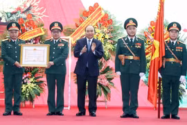 Thủ tướng Nguyễn Xuân Phúc trao tặng Huân chương Bảo vệ Tổ quốc hạng Nhất cho Tổng cục II, Bộ Quốc phòng. (Ảnh: Thống Nhất/TTXVN)