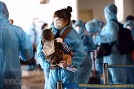 Đưa công dân Việt Nam từ vùng dịch về nước. (Ảnh minh họa: Huy Hùng/TTXVN)