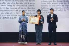 Chủ tịch Liên hiệp các tổ chức hữu nghị Việt Nam Nguyễn Phương Nga (trái) và Phó Chủ tịch kiêm Tổng Thư ký Liên hiệp Hữu nghị-Phó Chủ nhiệm Ủy ban công tác về các tổ chức phi chính phủ nước ngoài Phan Anh Sơn (phải) trao Bằng khen và biểu trưng cho các tổ