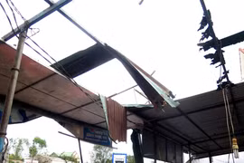 Bão số 9 với sức gió mạnh đã gây tốc mái nhiều nhà dân. (Ảnh: Lê Ngọc Phước/TTXVN)