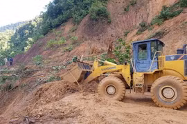Lực lượng chức năng mở đường vào điểm sạt lở xã Trà Vân, huyện Nam Trà My, tỉnh Quảng Nam. (Ảnh: TTXVN)