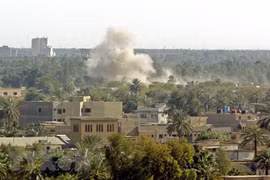 Khói bốc lên sau một vụ tấn công nhằm vào khu vực vùng Xanh ở thủ đô Baghdad, Iraq. (Ảnh: AFP/TTXVN)