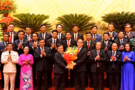Đồng chí Nguyễn Thiện Nhân tặng hoa Ban Chấp hành Đảng bộ tỉnh Quảng Bình nhiệm kỳ 2020-2025. (Ảnh: Văn Tý/TTXVN)