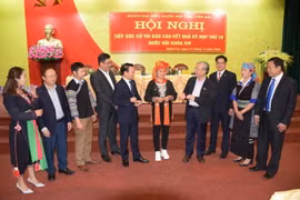 Thường trực Ban Bí thư Trần Quốc Vượng và Bí thư Tỉnh ủy Yên Bái Đỗ Đức Duy cùng các đại biểu Quốc hội tỉnh trao đổi với cử tri các huyện, thị phía Tây của tỉnh Yên Bái. (Ảnh: Đức Tưởng/TTXVN)