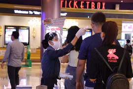 Kiểm tra thân nhiệt phòng lây nhiễm COVID-19 cho người dân tại Phnom Penh, Campuchia. (Ảnh: THX/TTXVN)