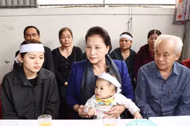 Chủ tịch Quốc hội Nguyễn Thị Kim Ngân thăm và tặng quà gia đình liệt sỹ Đinh Văn Trung ở phường Bến Thủy, thành phố Vinh. (Ảnh: Trọng Đức/TTXVN)