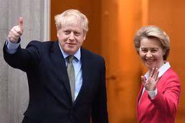 Thủ tướng Anh Boris Johnson (trái) và Chủ tịch Ủy ban châu Âu Ursula von der Leyen (phải) tại một cuộc gặp. (Ảnh: AFP/TTXVN)