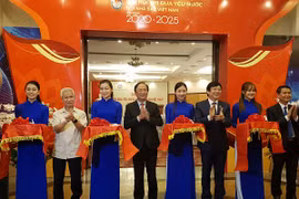 Cắt băng khai mạc trưng bày các ấn phẩm báo chí và triển lãm ảnh. (Nguồn: Baochinhphu.vn)