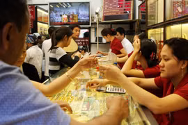 Khách hàng giao dịch vàng miếng. (Nguồn: Vietnam+)