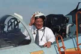 Chủ tịch nước Lê Đức Anh lên buồng lái máy bay chiến đấu Su-27 trong chuyến thăm Trung đoàn Không quân 937, Quân chủng Không quân Việt Nam, ngày 1/5/1996. (Ảnh: Cao Phong/TTXVN)