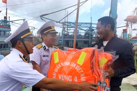 Đoàn công tác của Bộ Tư lệnh Vùng 4 Hải quân tặng áo phao cho ngư dân. (Ảnh minh họa. Nguồn: TTXVN)