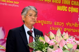Phó Chủ tịch Ủy ban nhân dân tỉnh Đồng Tháp Châu Hồng Phúc phát biểu chào mừng Đoàn đại biểu Lào. (Nguồn: dongthap.gov.vn)