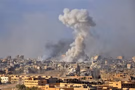 Khói bốc lên sau một cuộc không kích nhằm vào các mục tiêu chiếm đóng của IS tại Deir Ezzor, Syria. (Nguồn: AFP/TTXVN)