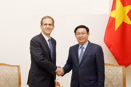 Phó Thủ tướng Vương Đình Huệ tiếp ông Kent Walker, Phó Chủ tịch Cấp cao về các vấn đề toàn cầu của Google. (Ảnh: Nguyễn Dân/TTXVN)