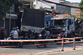 ​TP.HCM: Xe tải nổ lốp, tông sập hai căn nhà ven đường
