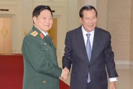 Thủ tướng Campuchia Samdech Hun Sen tiếp Bộ trưởng Bộ Quốc phòng Ngô Xuân Lịch. (Ảnh: Nhóm P/v TTXVN tại Campuchia)
