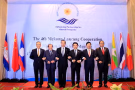 Trưởng đoàn các nước tham gia Hội nghị chụp ảnh chung. (Ảnh: Phạm Kiên/Vietnam+)