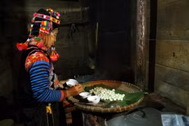 Bánh trôi không thể thiếu trong mâm cúng tổ tiên của người Hà Nhì. (Ảnh: Phan Tuấn Anh/TTXVN)