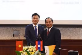 Bộ trưởng Bộ Tư pháp Lê Thành Long hội đàm với Bộ trưởng Bộ Tư pháp Lào Xaysi Santivong. (Nguồn: moj.gov.vn)