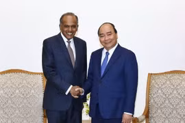 Thủ tướng Nguyễn Xuân Phúc tiếp Ngài Kasiviswannathan Shanmugam, Bộ trưởng Bộ Nội vụ kiêm Bộ trưởng Bộ Pháp luật Singapore. (Ảnh: Thống Nhất/TTXVN)