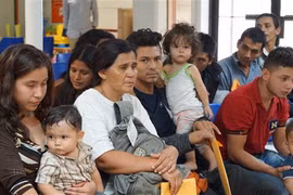 Người nhập cư chờ được hỗ trợ tại một trung tâm nhân đạo ở thị trấn McAllen, bang Texas, Mỹ. (Nguồn: AFP/TTXVN)