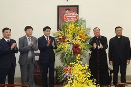Chủ tịch Ủy ban Nhân dân thành phố Hà Nội Nguyễn Đức Chung tặng lẵng hoa, chúc mừng tân Tổng Giám mục Tổng Giáo phận Hà Nội Giuse Vũ Văn Thiên. (Ảnh: Lâm Khánh/TTXVN)