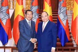 Thủ tướng Nguyễn Xuân Phúc tiếp Thủ tướng Campuchia Samdech Techo Hun Sen nhân dịp sang Việt Nam dự Hội nghị Diễn đàn Kinh tế thế giới (WEF) về ASEAN 2018. (Ảnh: Thống Nhất/TTXVN)