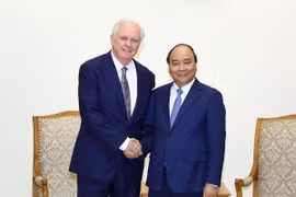 Thủ tướng Nguyễn Xuân Phúc tiếp giáo sư Thomas Vallely, Giám đốc chương trình Việt Nam tại Đại học Harvard. (Ảnh: Thống Nhất/TTXVN)