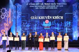 Các tác giả nhận giải Giải thưởng Sáng tạo Khoa học công nghệ Việt Nam (VIFOTEC) 2020. (Ảnh: Hoàng Hiếu/TTXVN)