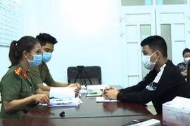Công an đấu tranh, khai thác đối tượng Lê Thanh Phụng. (Nguồn: congan.com.vn)