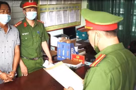 Cơ quan Công an thi hành quyết định khởi tố vụ án, khởi tố bị can đối các đối tượng về hành vi cưỡng đoạt tài sản. (Ảnh: TTXVN phát)