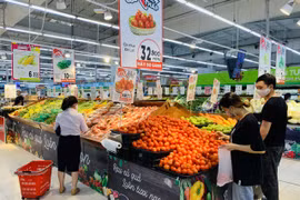 Các siêu thị dự trữ hàng hóa (Ảnh: TTXVN)