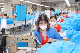 Sợi filament được sử dụng để dệt các loại vải dùng trong ngành may mặc. (Ảnh: Phương Hoa/TTXVN)