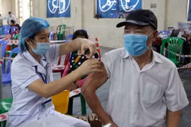 Người dân phường Kim Tân, thành phố Lào Cai, tiêm vaccine phòng chống COVID-19. (Ảnh: Quốc Khánh/TTXVN)