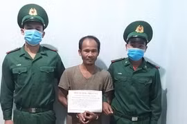 Đối tượng Trương Quang Đại (giữa) bị lực lượng chức năng bắt giữ. (Ảnh: TTXVN phát)