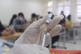 Quảng Ninh triển khai tiêm vaccine phòng COVID-19 mũi 3. (Ảnh: Thanh Vân/TTXVN)